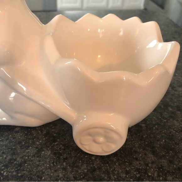 Ceramic Bunny pulling an Easter Egg - Picture 10 of 11